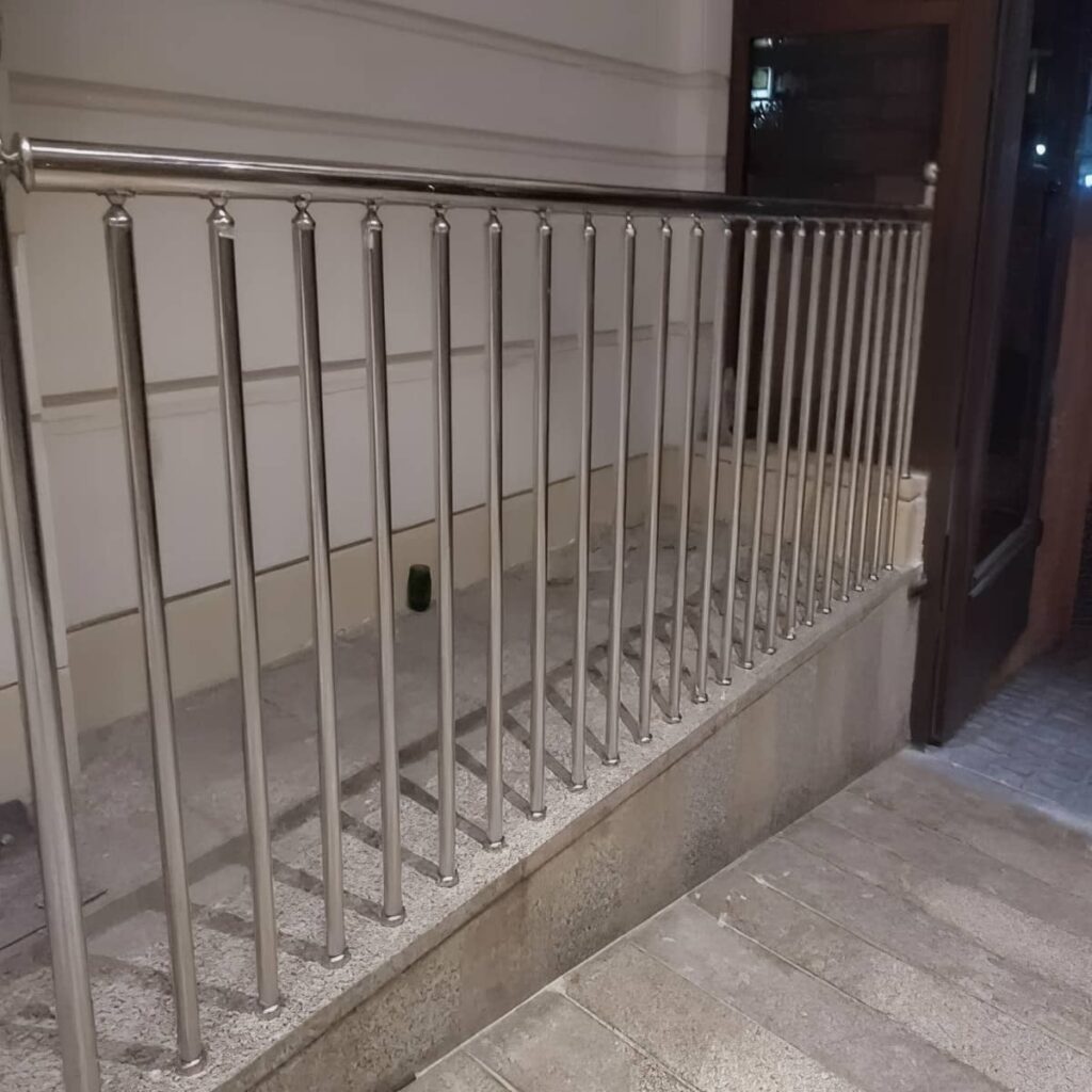 نرده بالکن فلزی با طراحی ساده برای خانه و آپارتمان