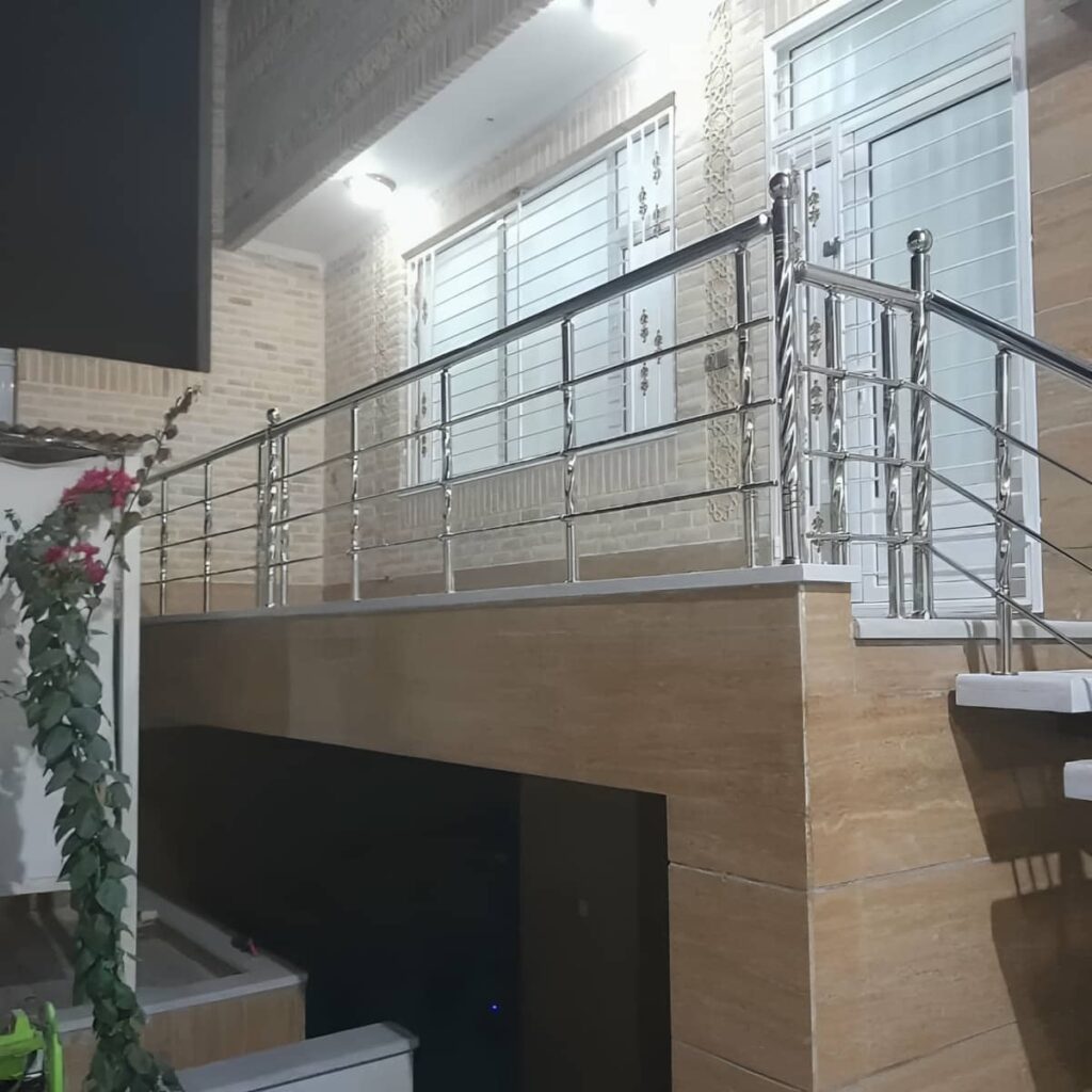 نرده آلومینیومی بالکن هماهنگ با نمای ساختمان