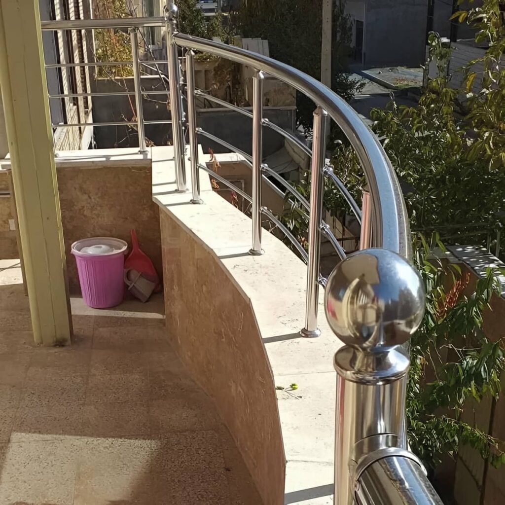 نرده کلاسیک بالکن با طراحی دکوراتیو لوکس