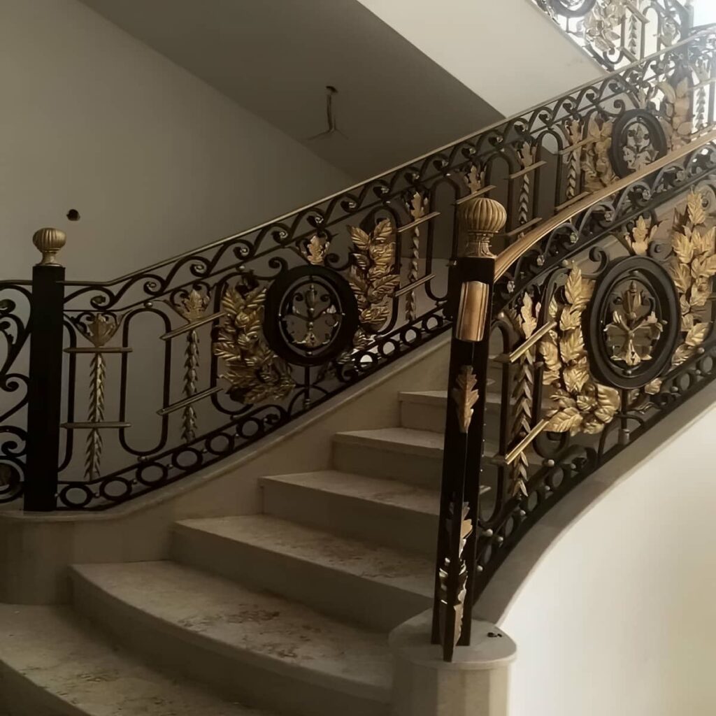 نرده فرفورژه بالکن با طراحی کلاسیک