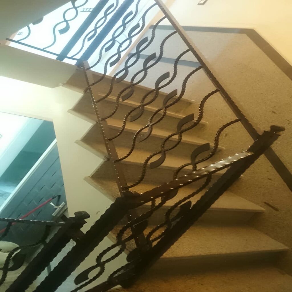 نرده فرفورژه بالکن دارای پوشش محافظ سطحی