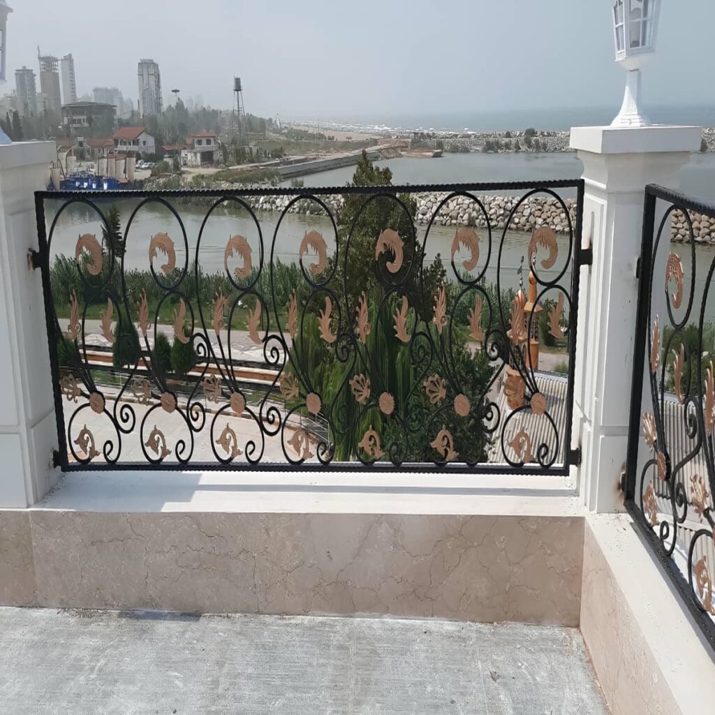 نرده پله باغ با طراحی مقاوم بیرونی