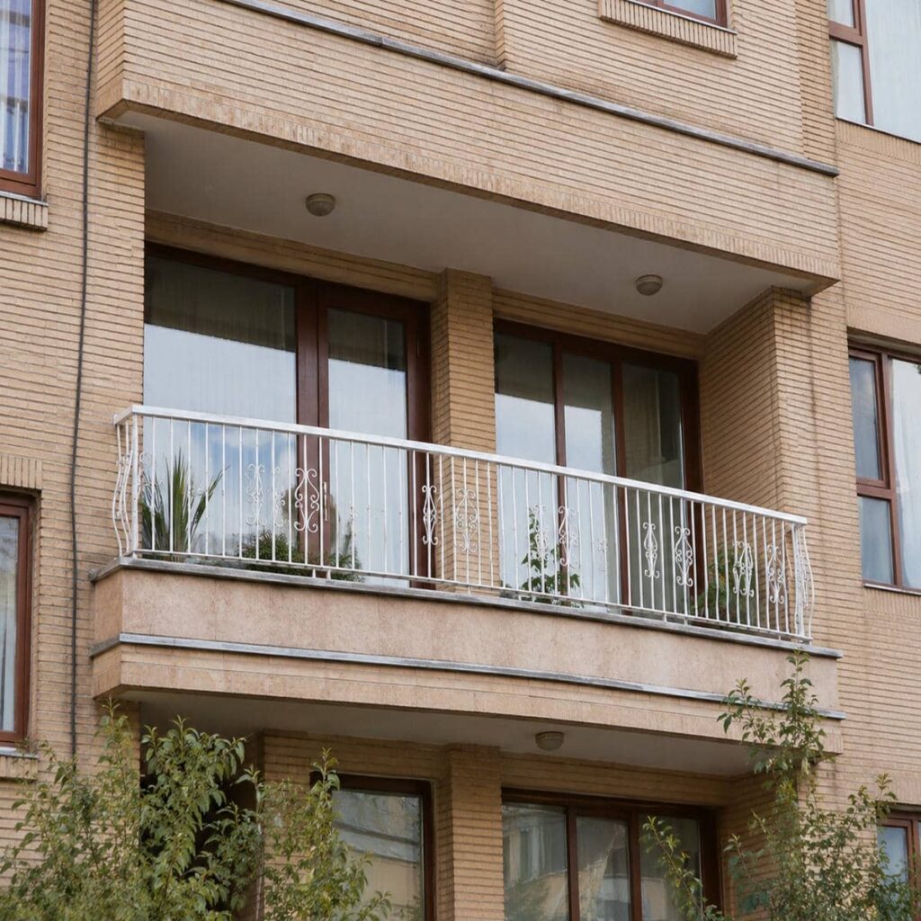 نرده بالکن در اجرای پروژه ساختمانی